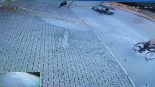 Otomobil bisikletliye çarptı: O anlar kamerada