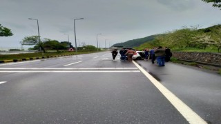 Otomobil elektrik aydınlatma direğine çarptı; 2 kişi yaralı