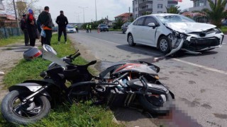 Otomobil elektrikli motosiklete çarptı: 3 çocuk ağır yaralı
