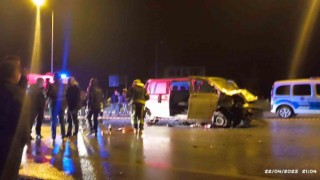 Otomobil ile midibüs çarpıştı: 3 ölü