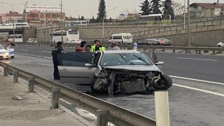 Otomobil önce tıra ardından bariyerlere çarptı: 2 yaralı