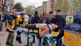 Otomobil park halindeki araçlara çarptı; bayram alışverişini bırakıp izlediler