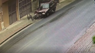 Otomobil yangın hidrantına çarptı, yol göle döndü