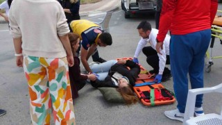 Otomobilin çarptığı motosiklet sürücüsü genç kız hastanelik oldu