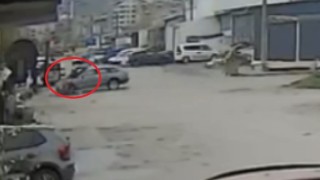 Otomobilin çarptığı motosikletli kurye havaya fırladı