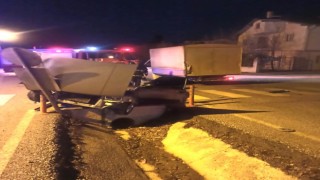 Otomobilin orta refüje çıktığı trafik kazasında 2 kişi yaralandı