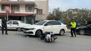 Otomobille çarpışan motosikletteki 2 kişi yaralandı