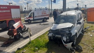 Otomobille çarpışan traktör ikiye ayrıldı