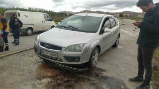 Otomobille kaldırıma çıkan sürücü ölümden döndü