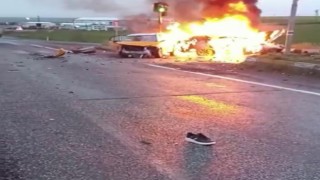 Otomobiller kavşakta çarpıştı, araçlar cayır cayır yandı: 8 yaralı