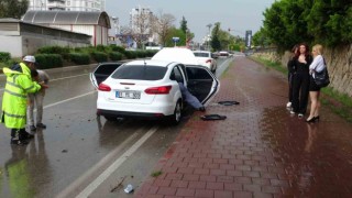 Otomobillerine dolan suyu kovalarla boşalttılar