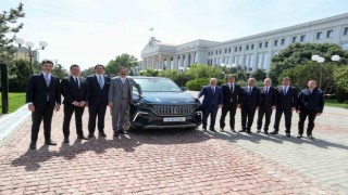 Özbekistan Cumhurbaşkanı Mirziyoyev, yerli otomobil Toggu teslim aldı