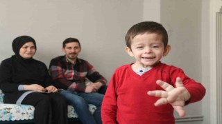 (Özel) 4 yaşındaki çocuğun el ve ayakları olması gerekenden 4 kat daha büyük