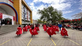 Özel Başak Kolejinde öğrencilerin gösterisi takdir topladı