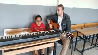 Özel eğitim öğrencisinin azmi engel tanımadı, 3 haftada piyano çalmayı başardı