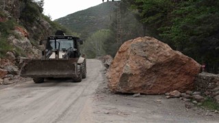 (Özel) Hatayda deprem tonlarca ağırlığındaki kayaları yerinden böyle koparmış