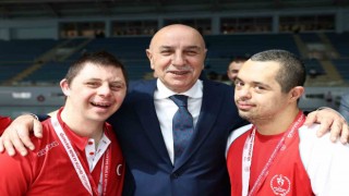 Özel sporcular madalyalarını Altınoktan aldı