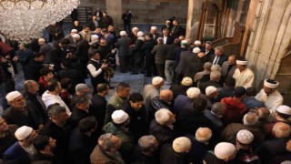 Özhaseki: “Yaklaşan seçimlerimizin okunan ezanlara ve gönderde her zaman hür bir şekilde dalgalanan bayrağımıza da hayırlı olmasını diliyorum”