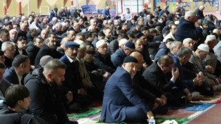 Pariste 2 bin Müslüman bayram namazını kapalı spor salonunda kıldı