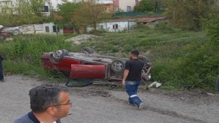 Park halindeki araca çarpan otomobil takla attı