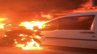 Park halindeki minibüs ve hafif ticari araç alev alev yandı