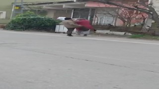 Pendikte yaşlı kadına tekme tokat şiddet kamerada