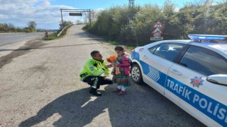 Polis ekipleri araçları bu sefer bayramlaşmak için durdurdu