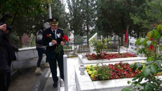 Polis haftasında şehitler de unutulmadı, emniyet müdürü tek tek mezarlarına karanfil bıraktı