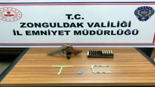 Polisi görünce uyuşturucu hapları yere atarak kurtulmaya çalıştı