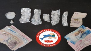 Polislerin huzur operasyonunda silah ve uyuşturucu ele geçirildi