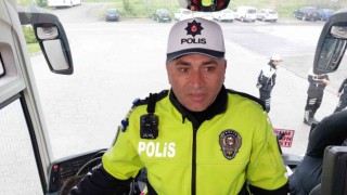 Polisten bayramda yola çıkan otobüslerdeki yolculara Emniyet kemeri takın uyarısı