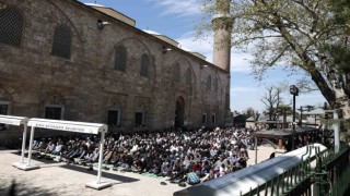 Ramazan ayının son cuması Bursa Ulucami doldu taştı