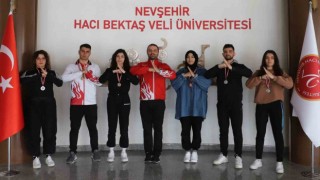 Rektör şampiyonları tebrik etti