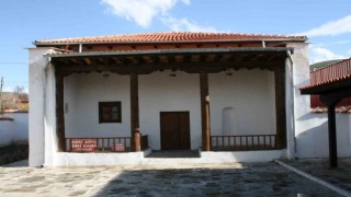 Restore edilen tarihi cami rutubete yenik düşüyor