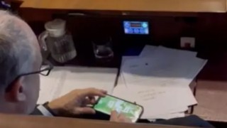 Roma Belediye Başkanı mecliste iskambil oynadı