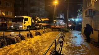 Sağanak ile gelen taşkın araçları sürükledi