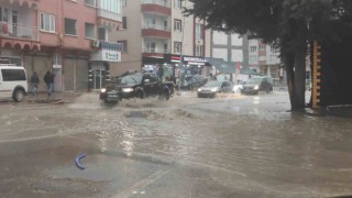 Sağanak yağış Malatyada sokakları göle çevirdi