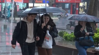 Sağanak yağışa rağmen bayram alışverişi yapmaya devam ettiler