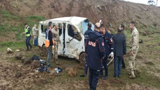 Sağlık personelini taşıyan minibüs şarampole yuvarlandı: 13 yaralı
