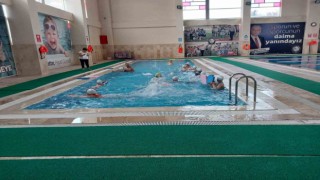 Salihlide depremzede çocukların havuz keyfi