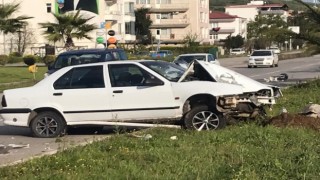 Samsunda otomobil aydınlatma direğine çarptı: 1 yaralı