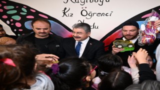 Sanatçı Sinan Akçıl, Osmaniyede depremzede çocuklara moral verdi