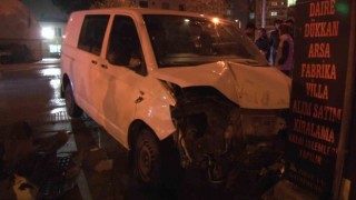Sancaktepede otomobil ile minibüs çarpıştı: 1 yaralı
