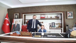 Sarıcaoğlu koltuğu öğrencilere devretti