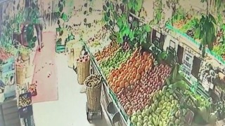 Sarıyerde bir marketten 40 bin lira değerinde ürün çalan şahıslar kamerada