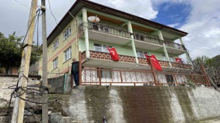 Şehit madenci Akgülün evi Türk bayraklarıyla donatıldı