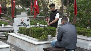 Şehit yakınları bayramın ilk ziyaretinde şehitliğe koştu