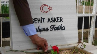 Şehitler bayramda unutulmadı, kabirlerine karanfil bırakıldı