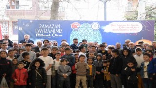 Şekerler ve harçlıklar Kahramankazan Belediye Başkanı Serhat Oğuzdan