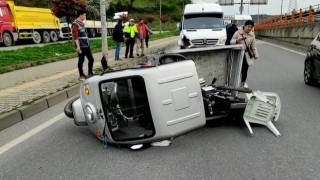 Servis aracının çarptığı mobed yan yattı: 1 yaralı